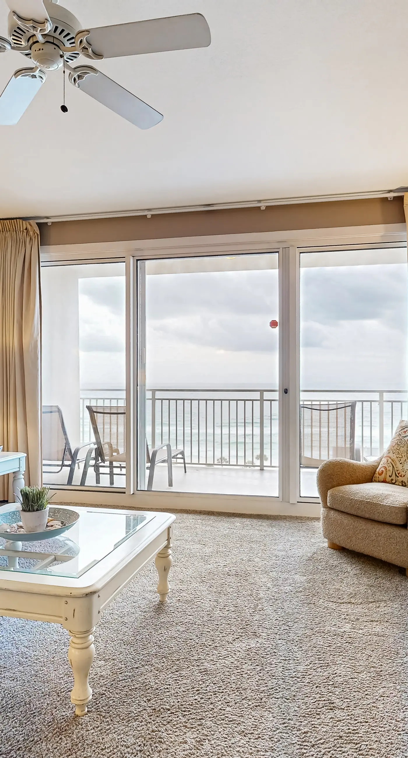 Beachfront Condo with Amazing Views, Shared Pool & Al Fresco Dining