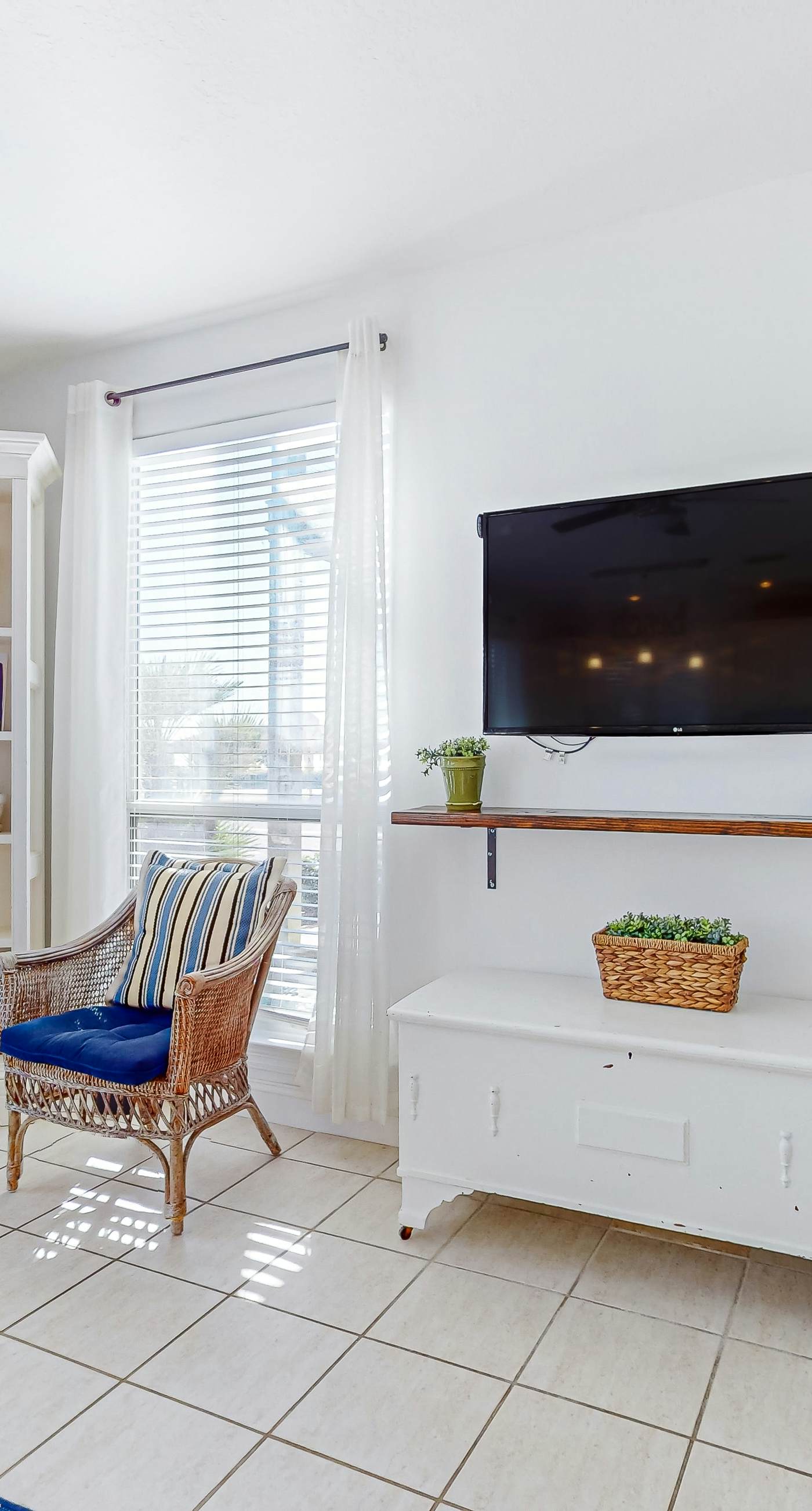 Beautiful lakefront condo with WiFi, beach views, & pool