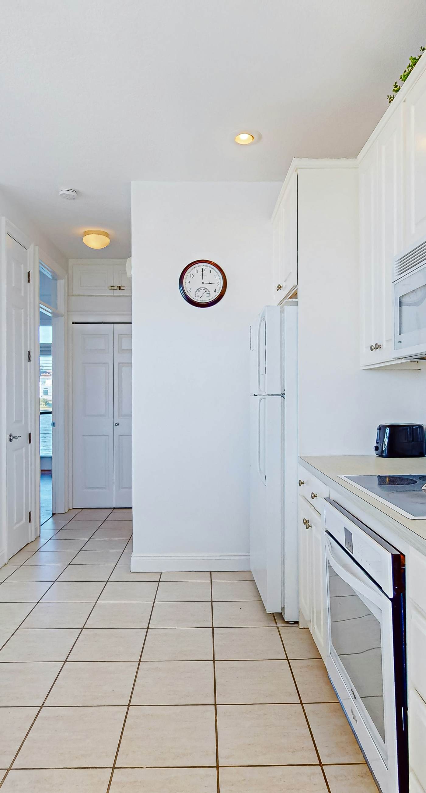 Beautiful lakefront condo with WiFi, beach views, & pool