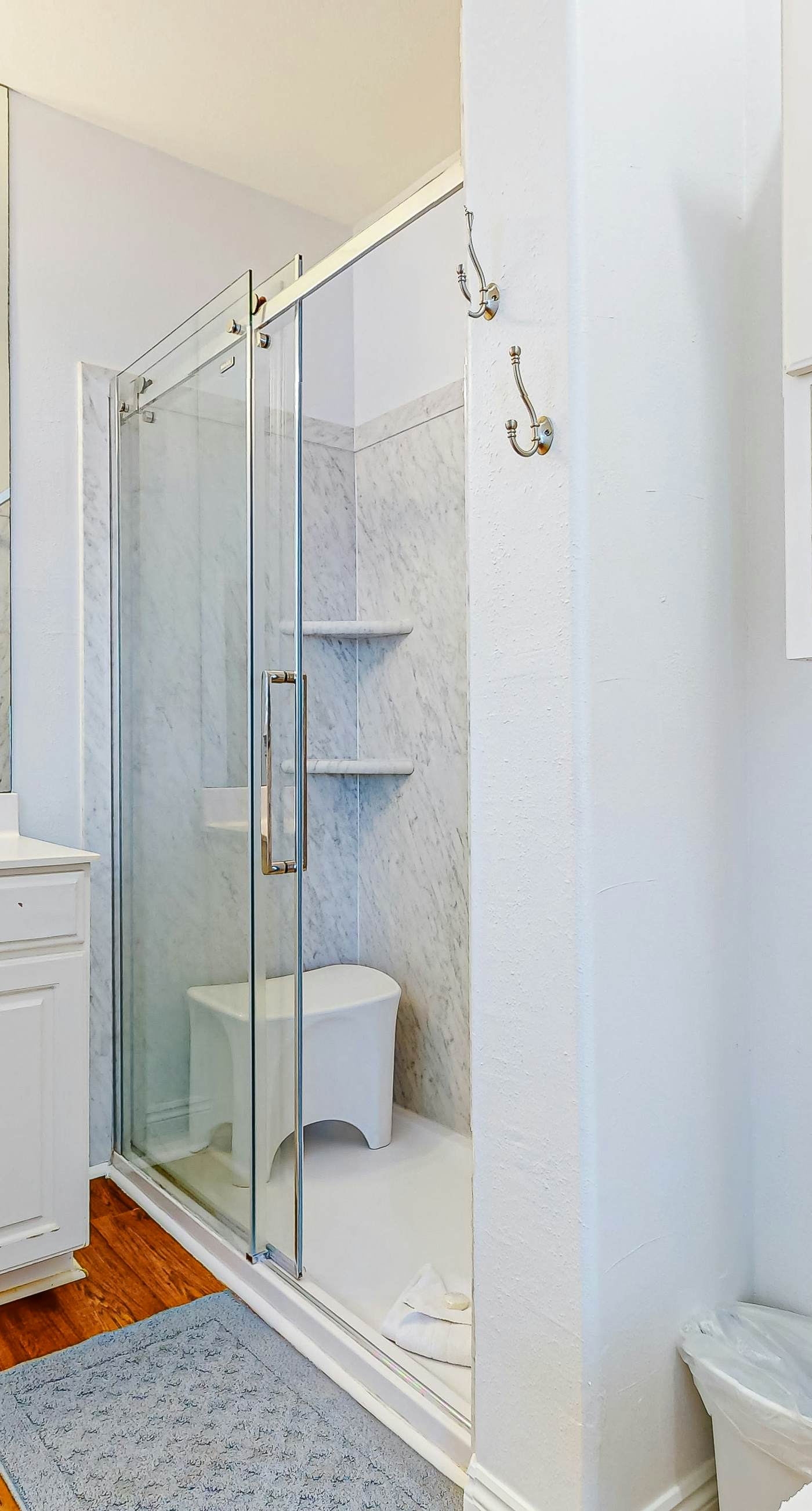 Beautiful lakefront condo with WiFi, beach views, & pool