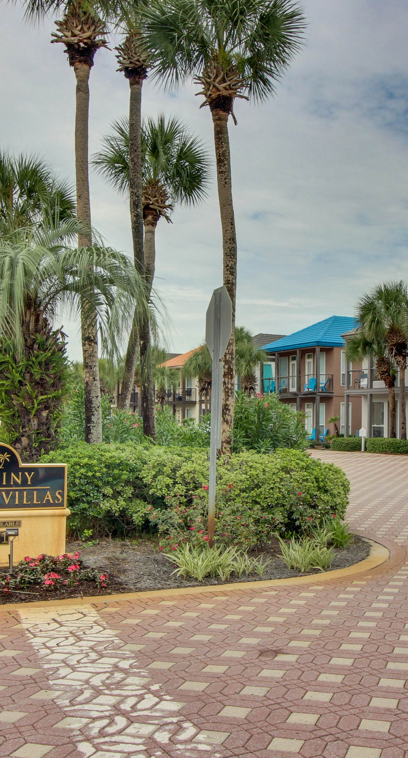 Beautiful lakefront condo with WiFi, beach views, & pool