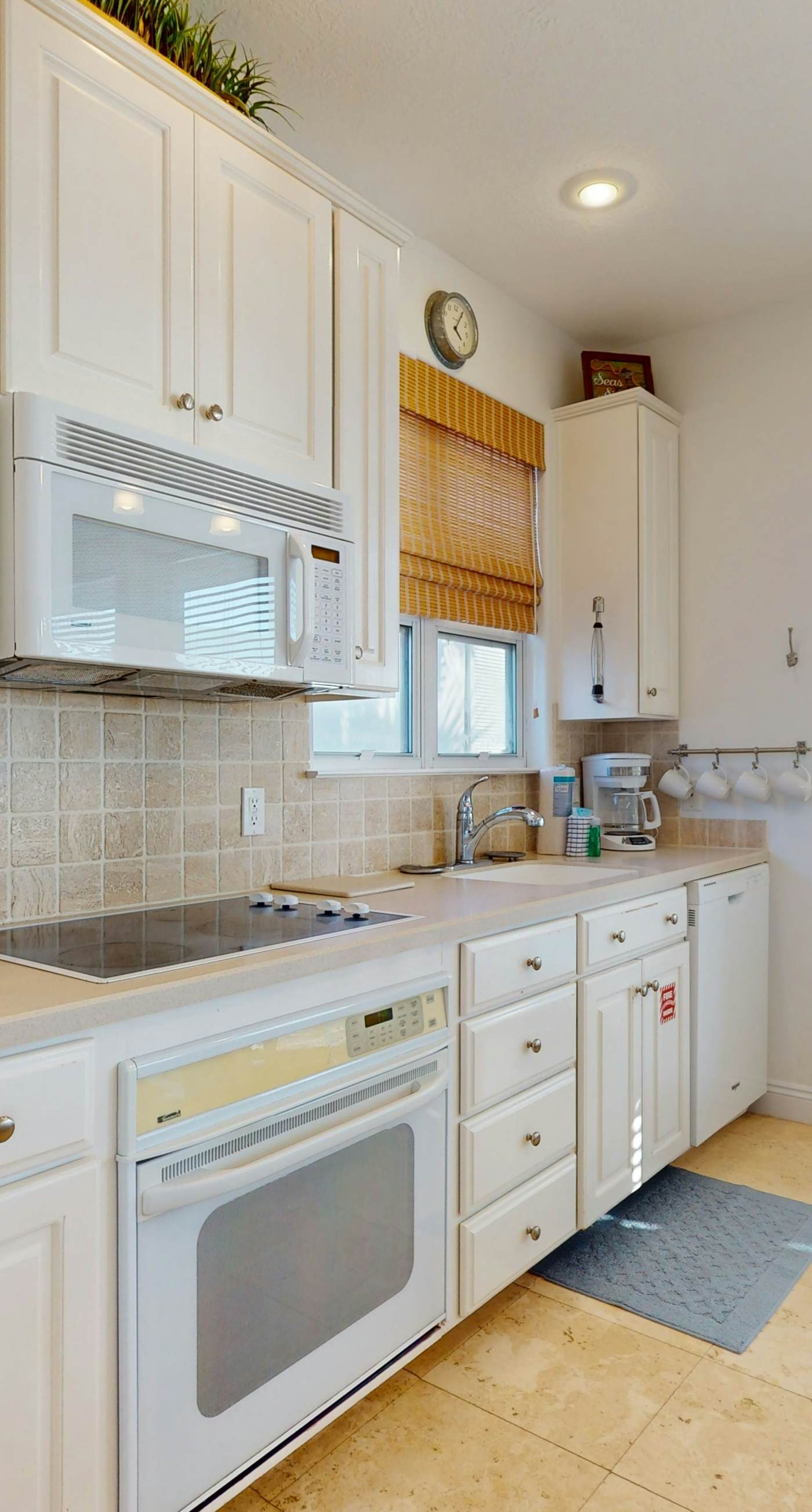 Lakefront condo with WiFi, water&beach views, pool