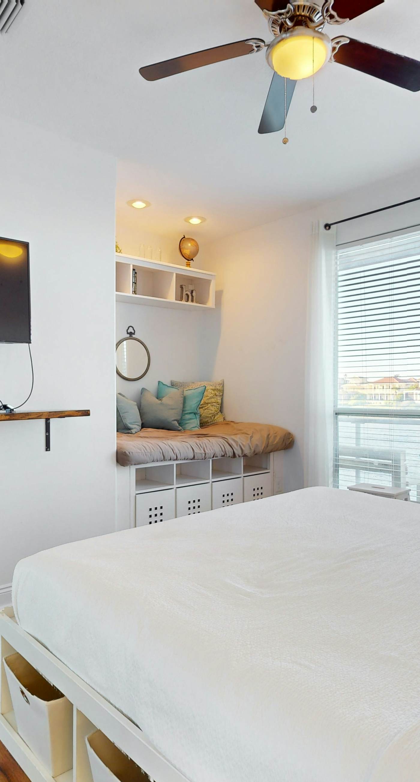 Lakefront condo with WiFi, water&beach views, pool