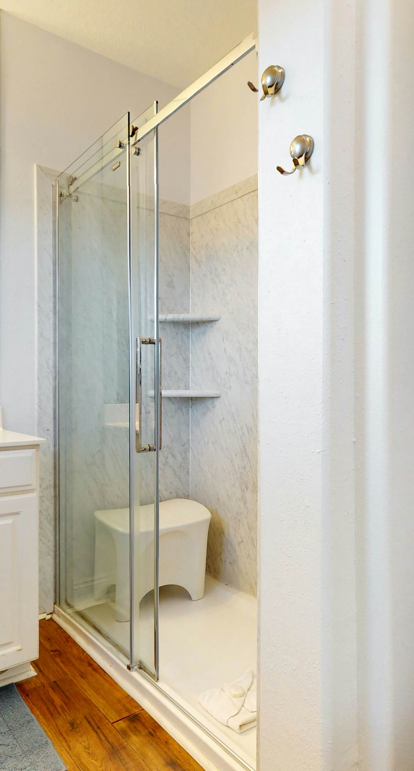 Lakefront condo with WiFi, water&beach views, pool