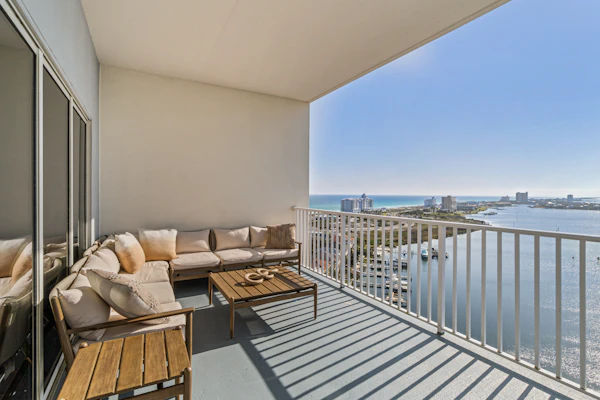 Bayfront penthouse with huge balcony, stunning beach/harbor views & pool