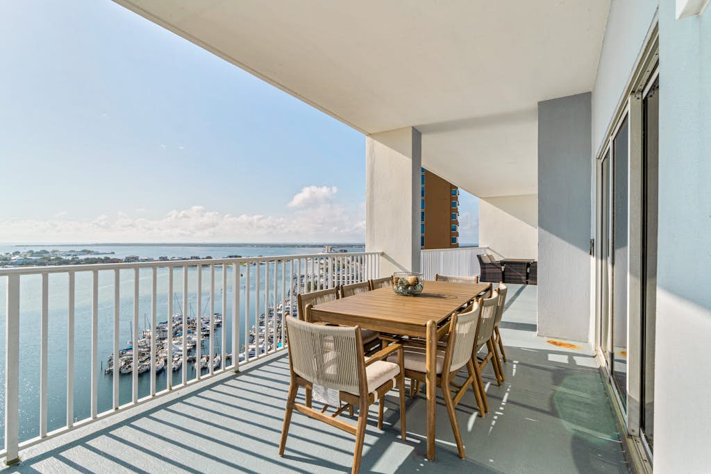 Bayfront penthouse with huge balcony, stunning beach/harbor views & pool