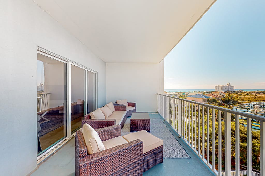 Sunlit & tropical beachfront condo with pool, gym, balcony views