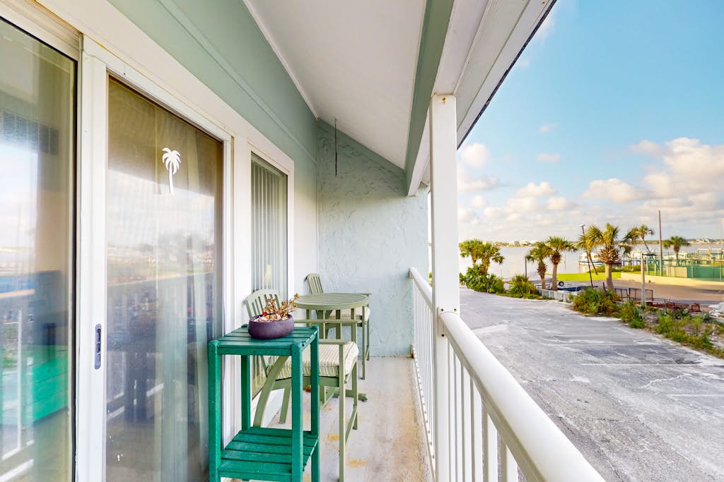 Charming coastal condo with water views, great location, balcony, WiFi, A/C