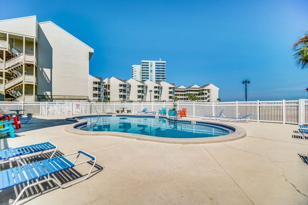 Remodeled condo with bay views, pool, fishing pier, & easy beach access
