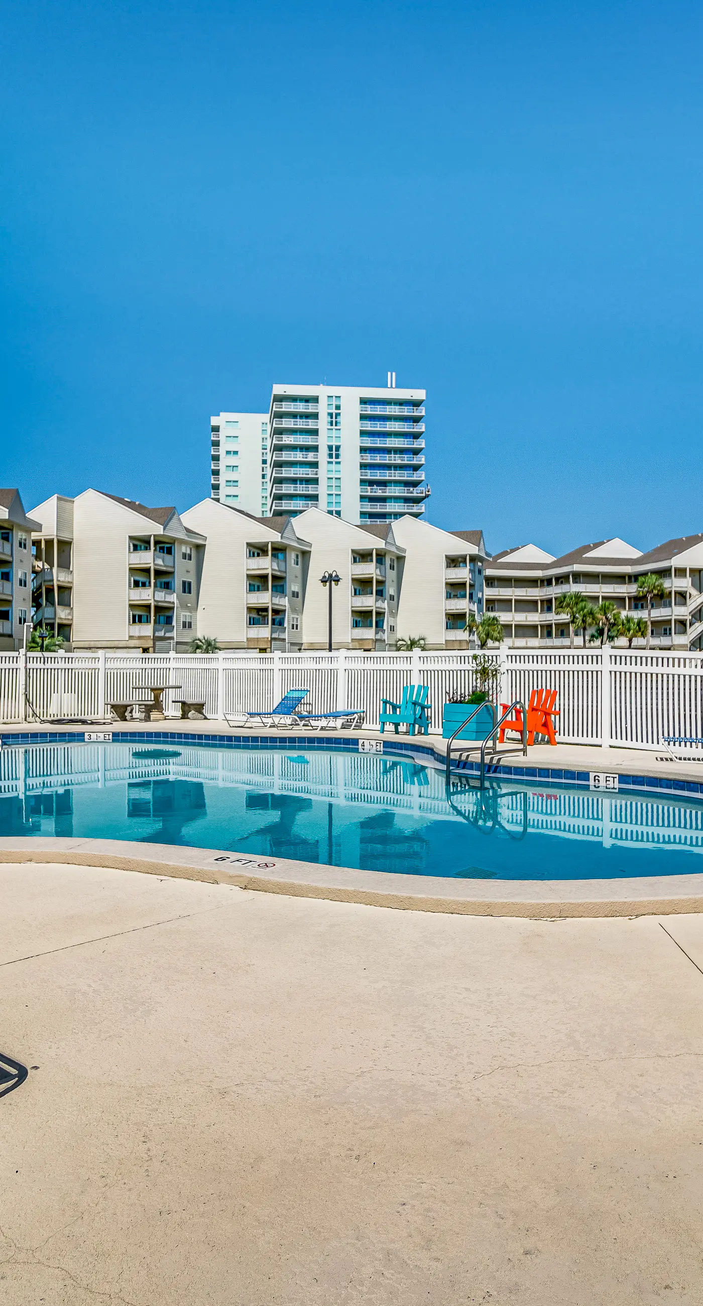 Remodeled condo with bay views, pool, fishing pier, & easy beach access