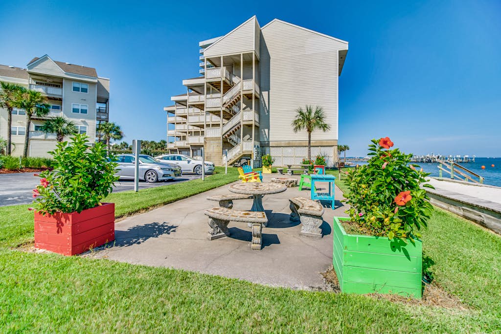 Remodeled condo with bay views, pool, fishing pier, & easy beach access