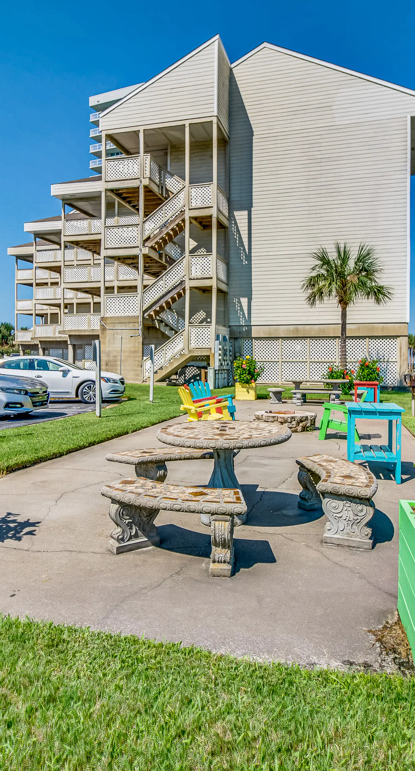 Remodeled condo with bay views, pool, fishing pier, & easy beach access