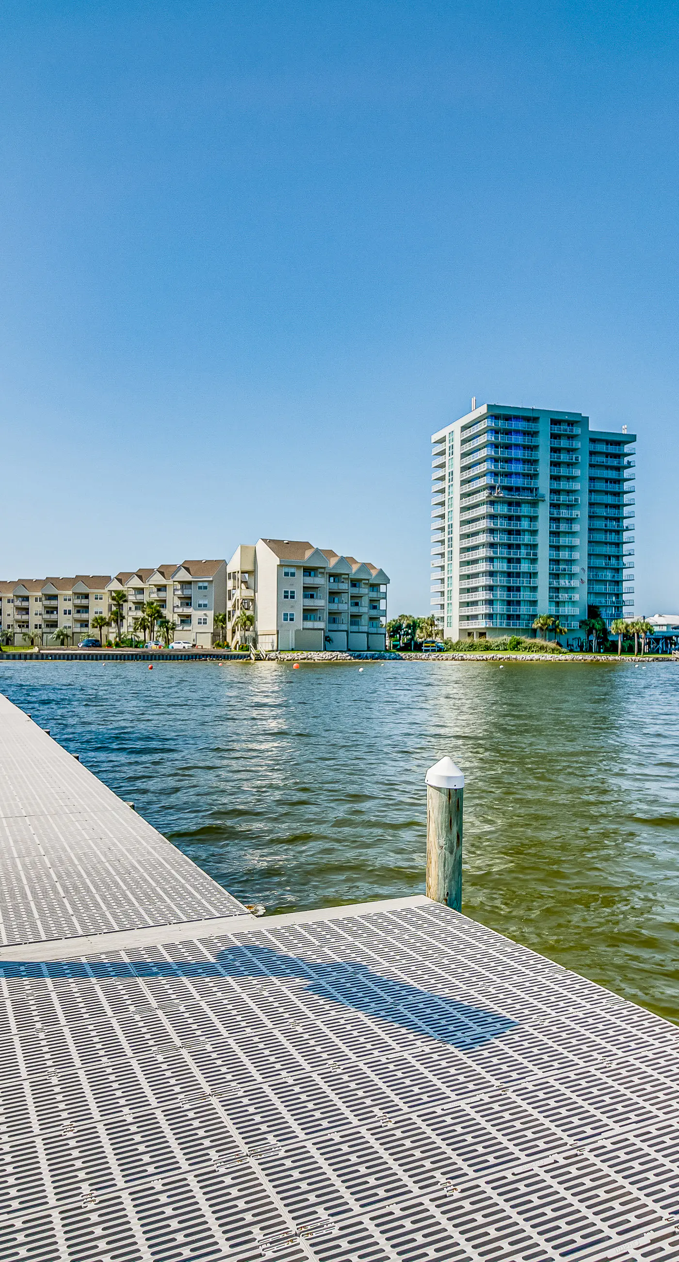 Remodeled condo with bay views, pool, fishing pier, & easy beach access