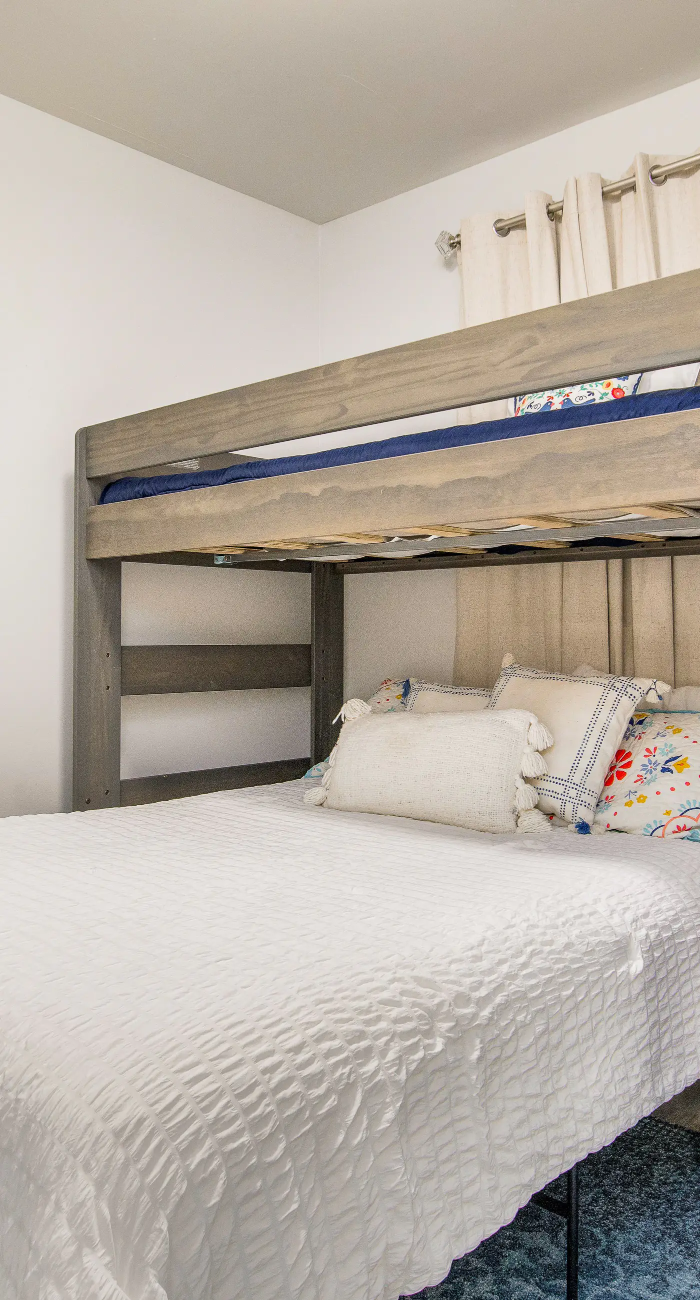 Remodeled condo with bay views, pool, fishing pier, & easy beach access