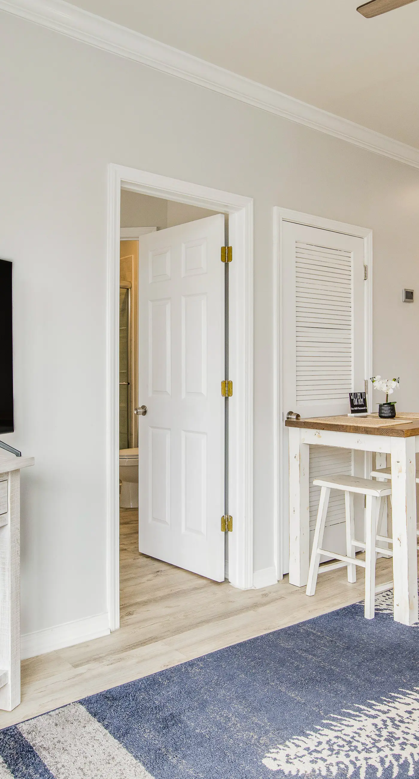 Remodeled condo with bay views, pool, fishing pier, & easy beach access