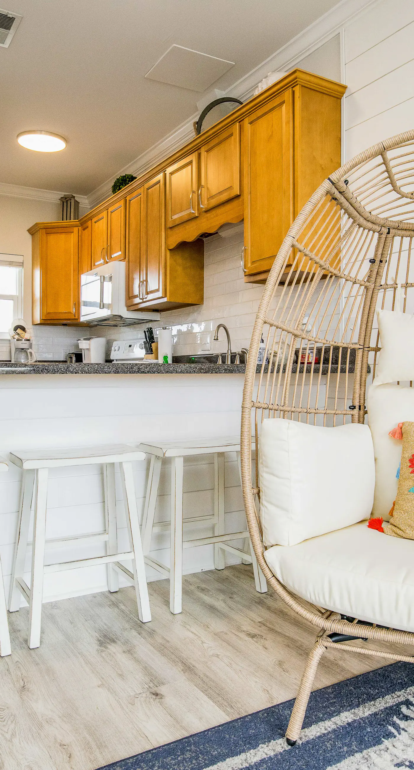 Remodeled condo with bay views, pool, fishing pier, & easy beach access