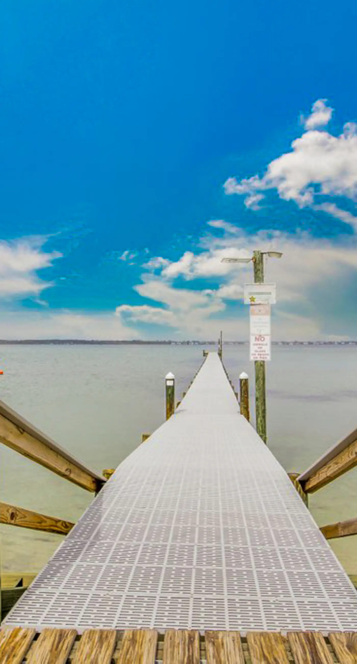 Remodeled condo with bay views, pool, fishing pier, & easy beach access