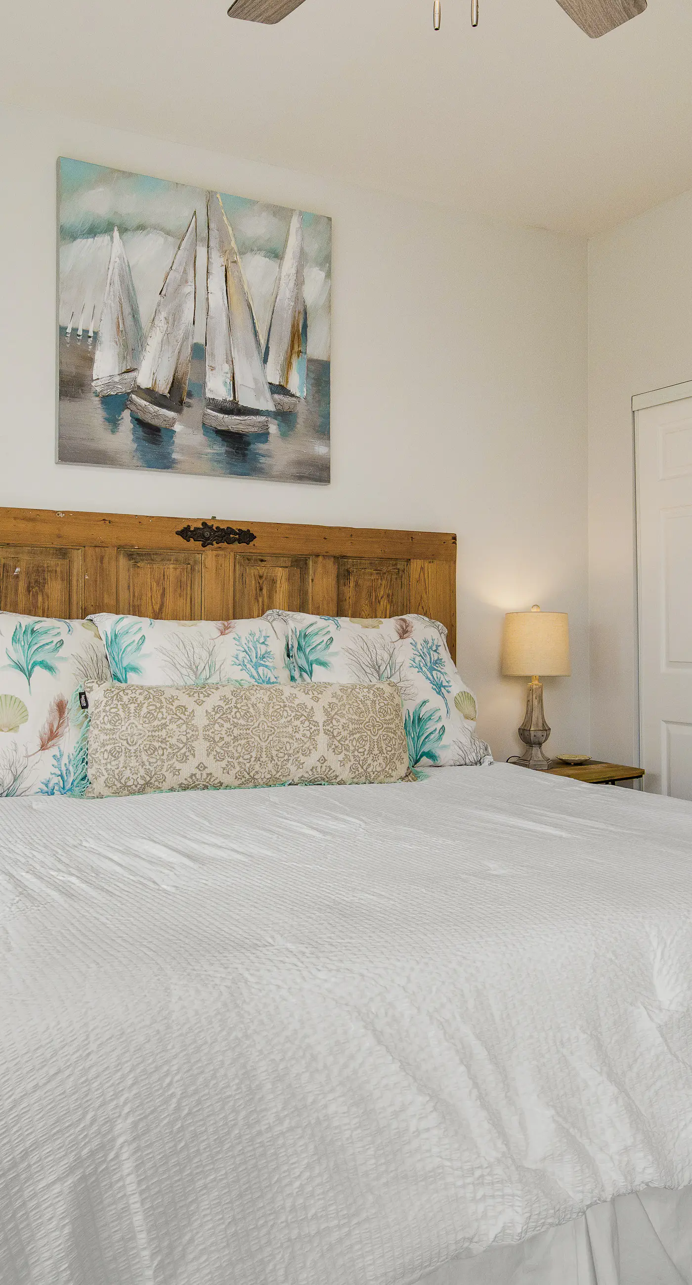 Remodeled condo with bay views, pool, fishing pier, & easy beach access