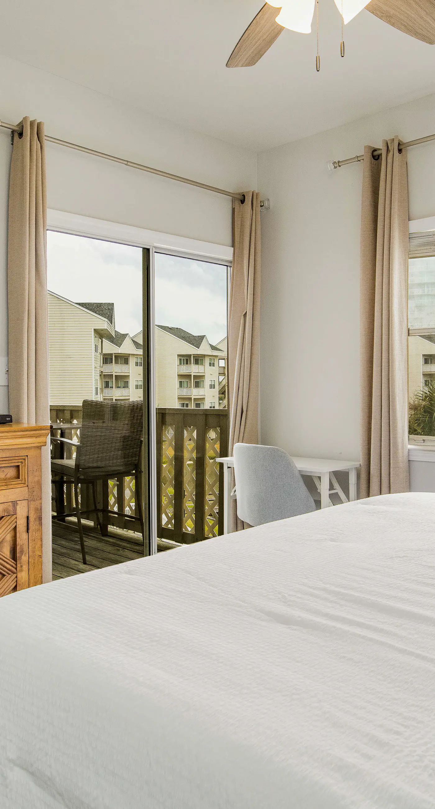 Remodeled condo with bay views, pool, fishing pier, & easy beach access