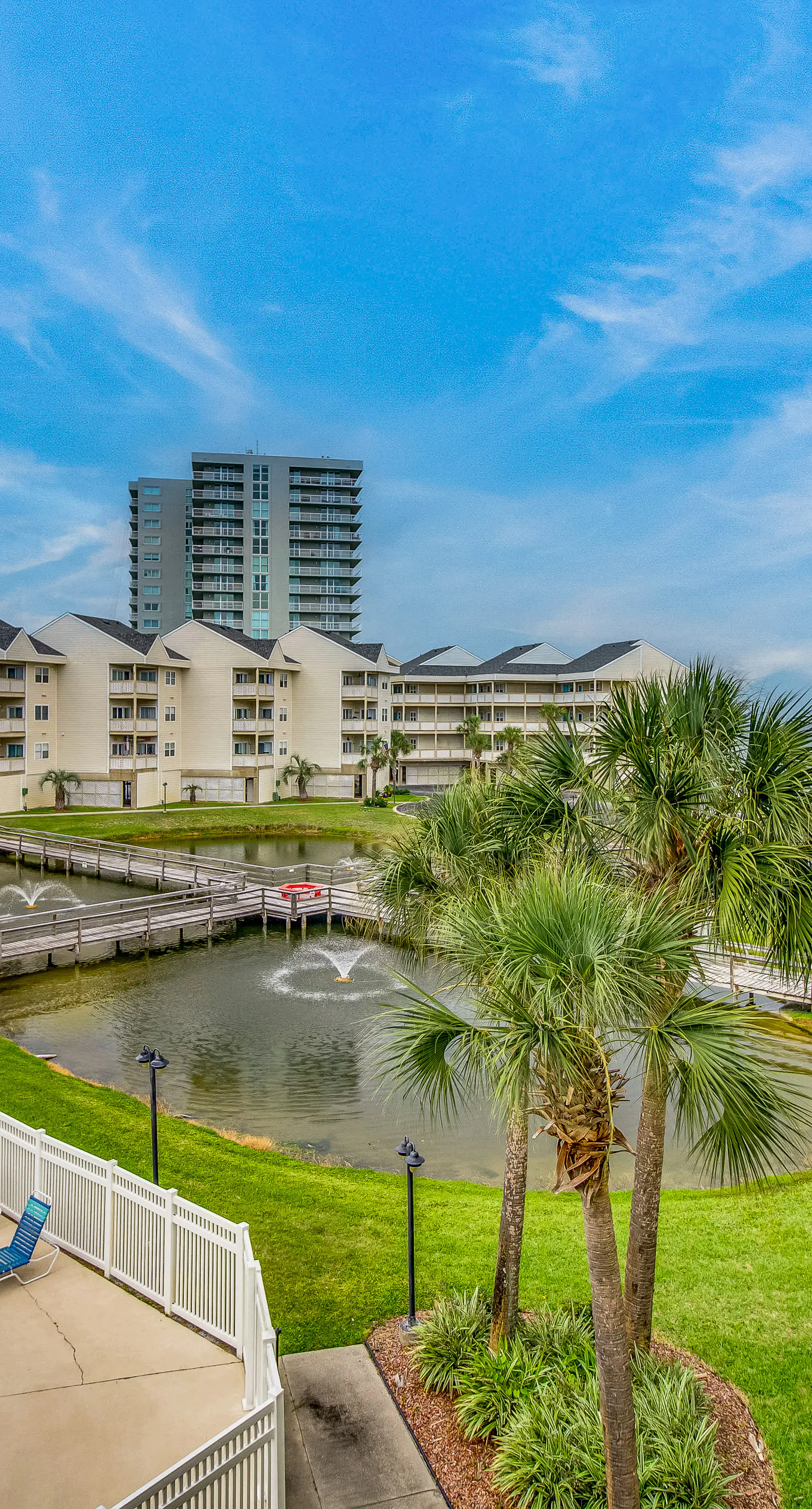 Remodeled condo with bay views, pool, fishing pier, & easy beach access