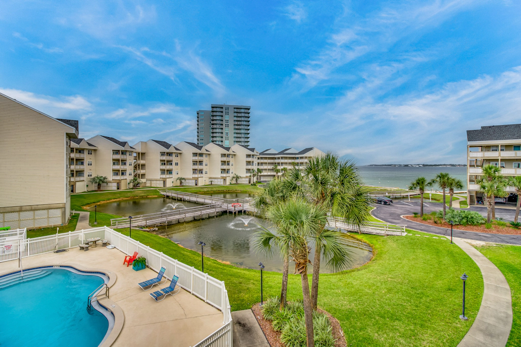 Remodeled condo with bay views, pool, fishing pier, & easy beach access