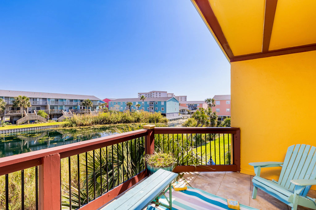 Inviting waterfront townhome with full kitchen, balcony, central AC, & W&D