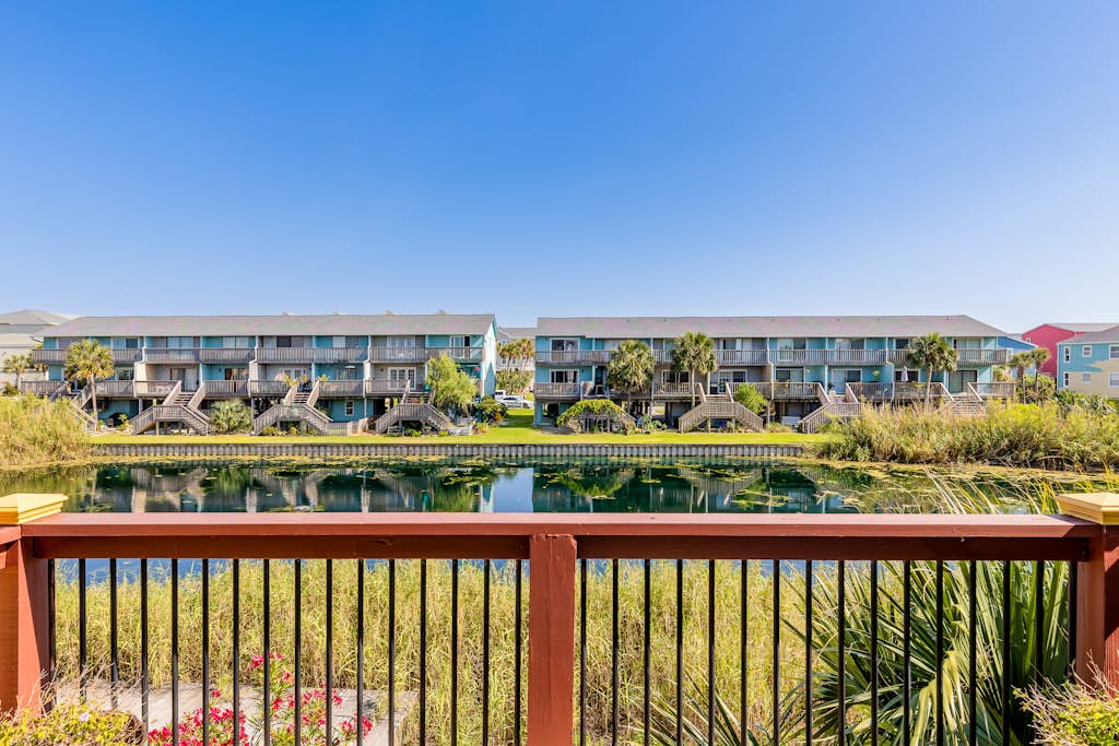 Inviting waterfront townhome with full kitchen, balcony, central AC, & W&D