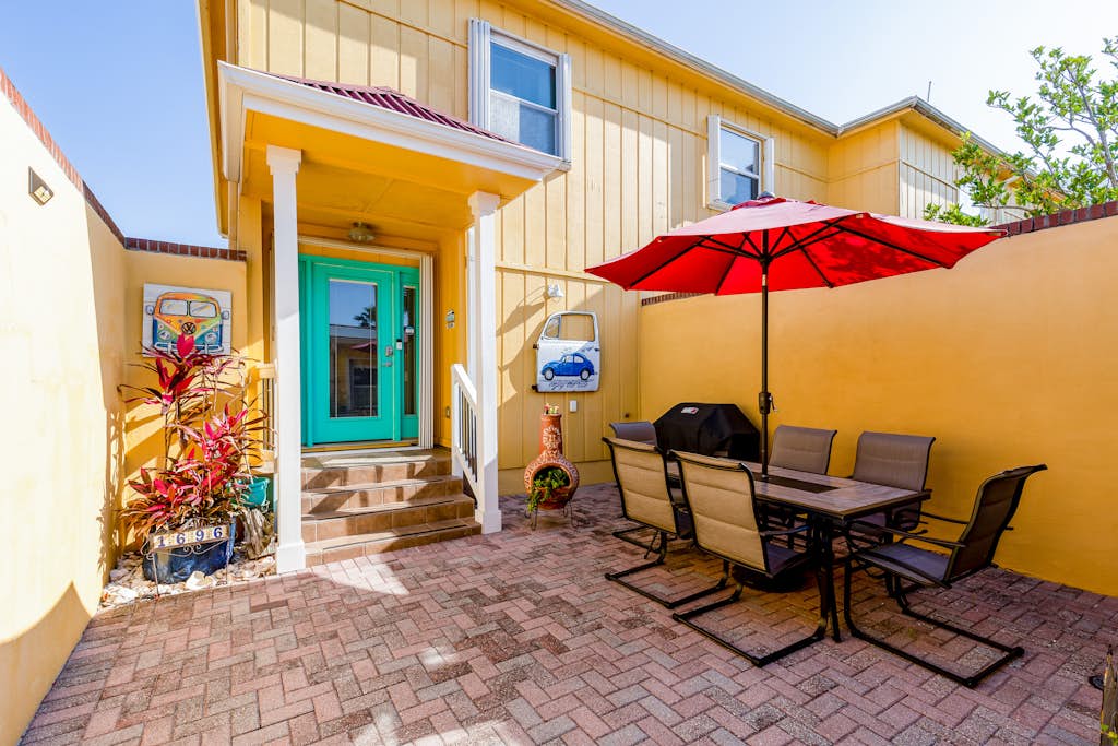 Inviting waterfront townhome with full kitchen, balcony, central AC, & W&D