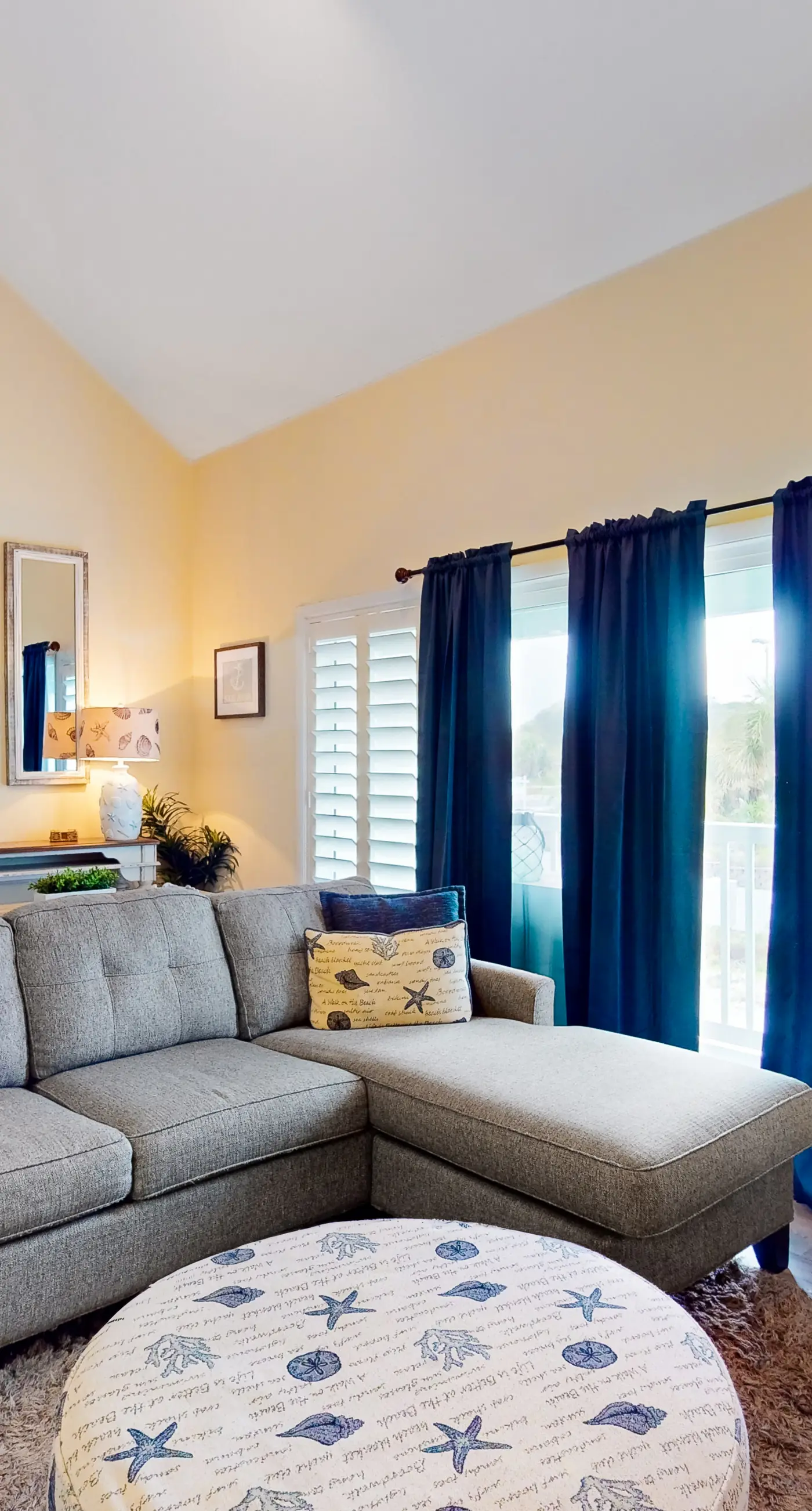 Waterfront condo in Pensacola Beach with breathtaking balcony views, W/D & AC