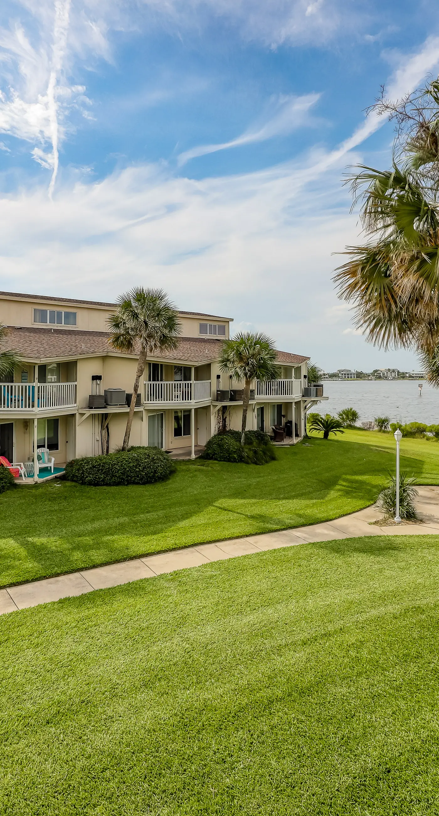 Waterfront condo in Pensacola Beach with breathtaking balcony views, W/D & AC