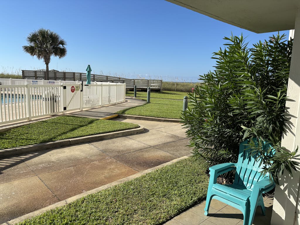 Oceanfront condo with shared pool & patio, open layout, W/D, & AC