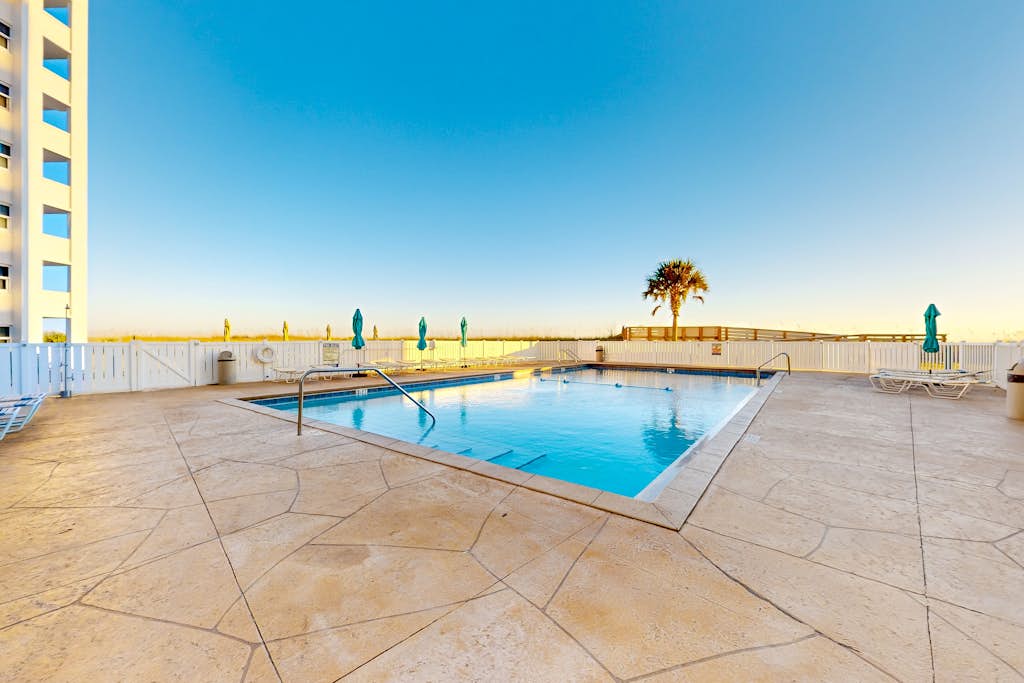 Oceanfront condo with shared pool & patio, open layout, W/D, & AC