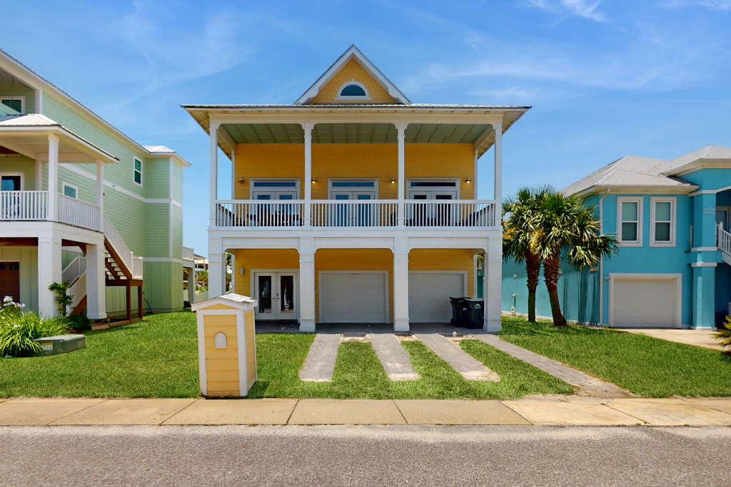 Spacious home with shared pool, large kitchen and close to beach