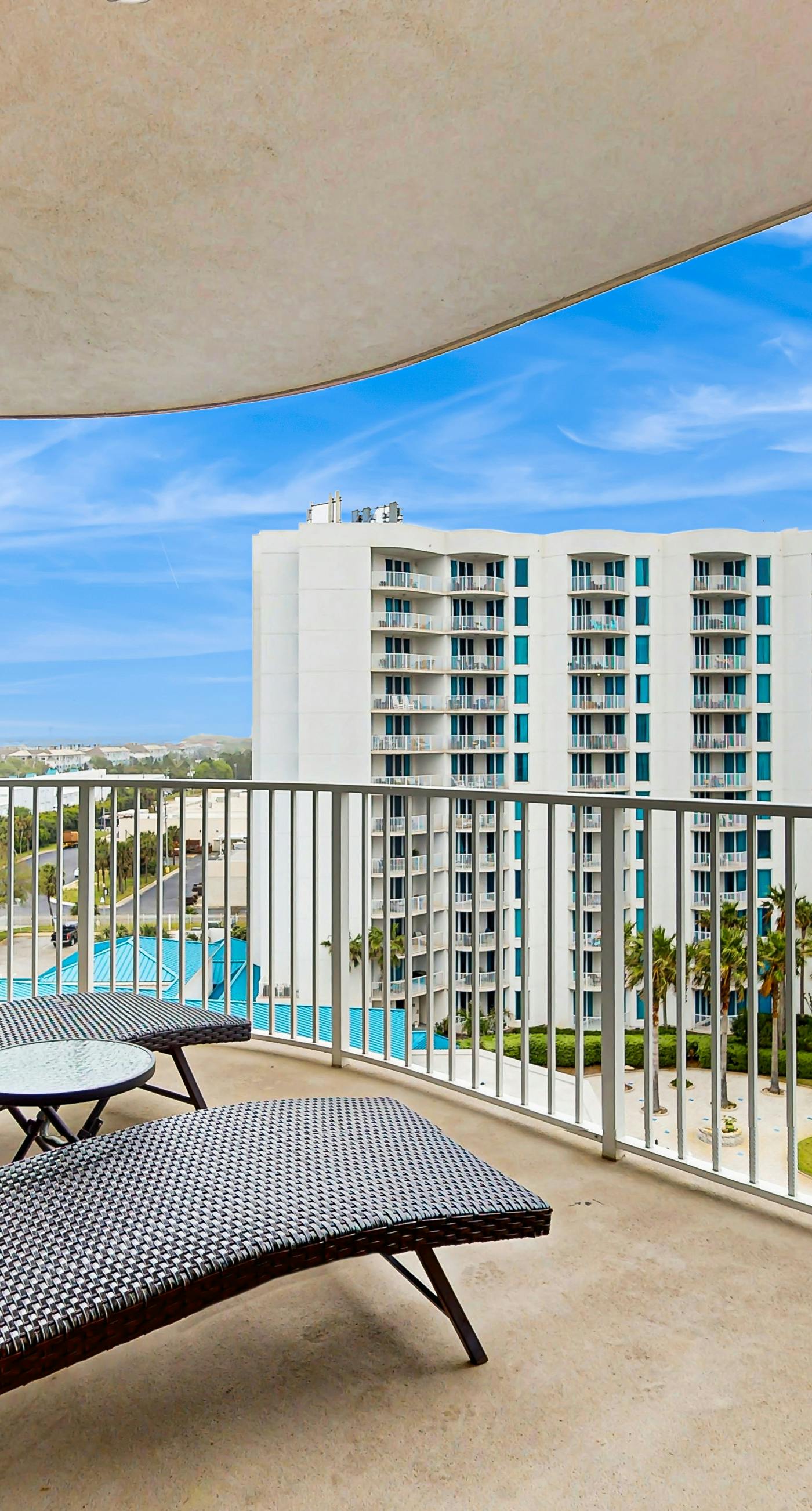 Gulf view condo with WiFi, washer/dryer, balcony, pools, & hot tub