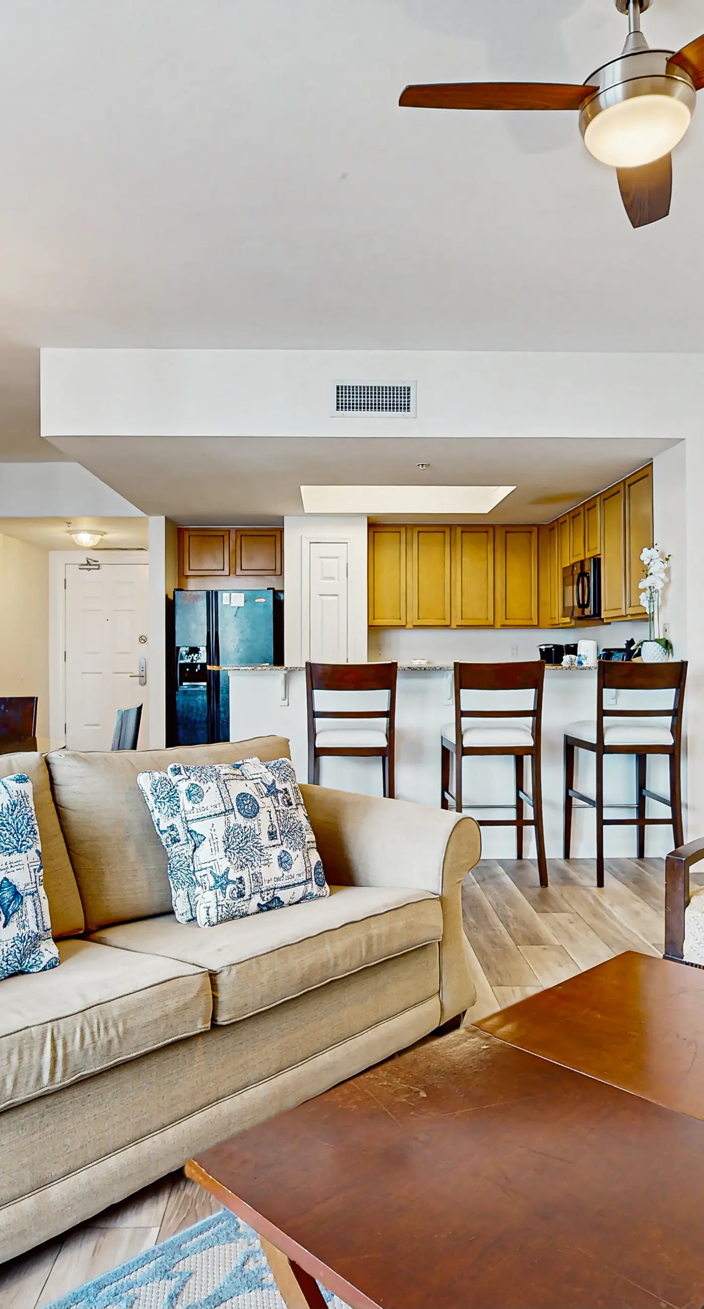 Gulf view condo with WiFi, washer/dryer, balcony, pools, & hot tub