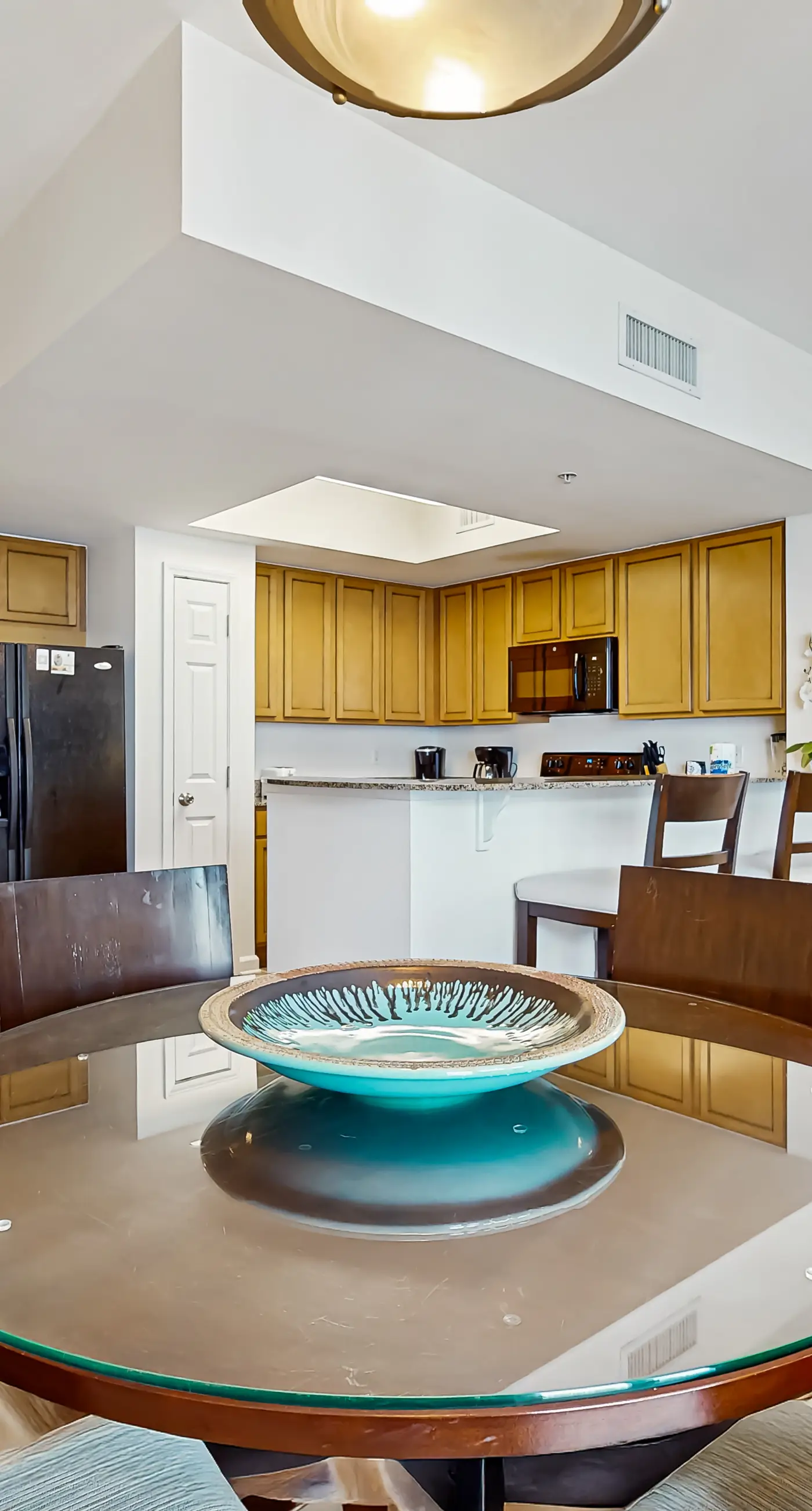Gulf view condo with WiFi, washer/dryer, balcony, pools, & hot tub