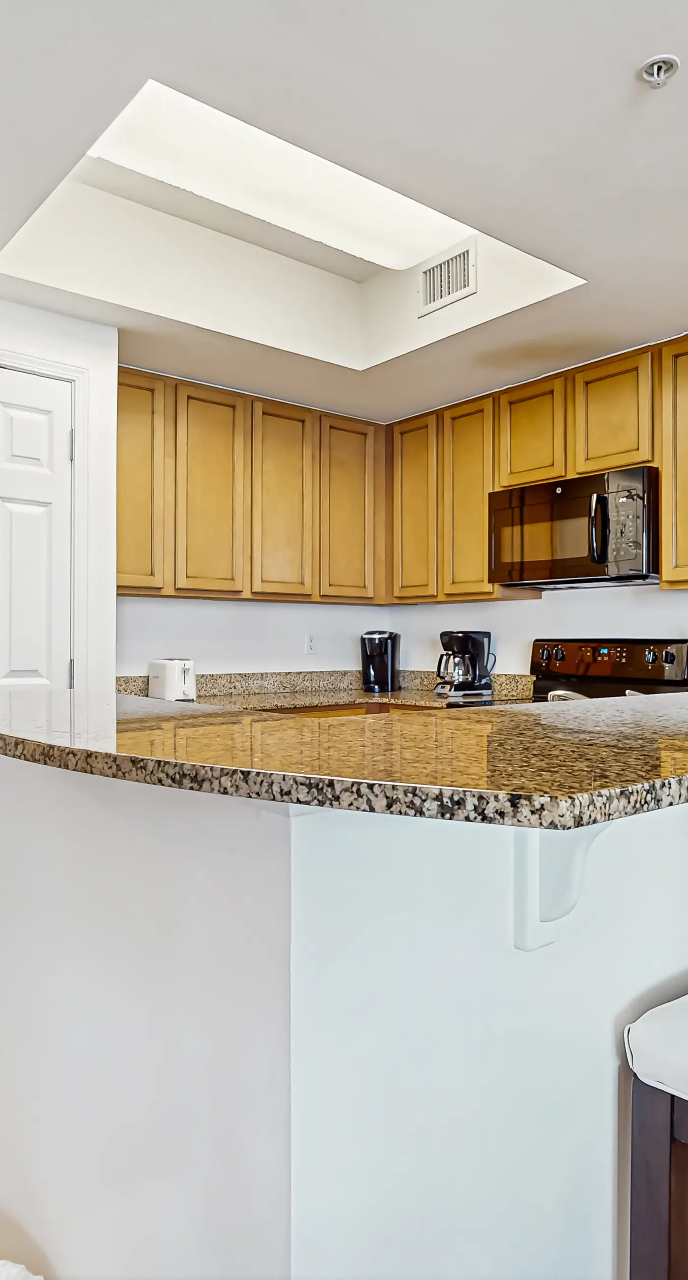 Gulf view condo with WiFi, washer/dryer, balcony, pools, & hot tub