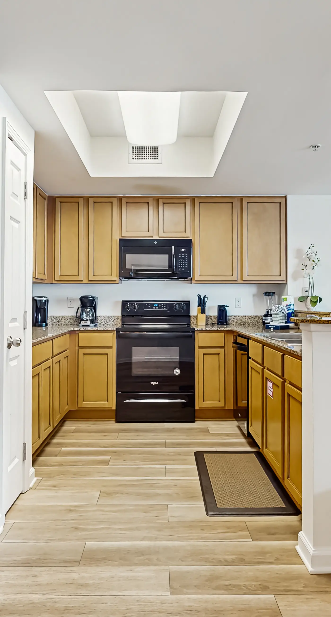 Gulf view condo with WiFi, washer/dryer, balcony, pools, & hot tub