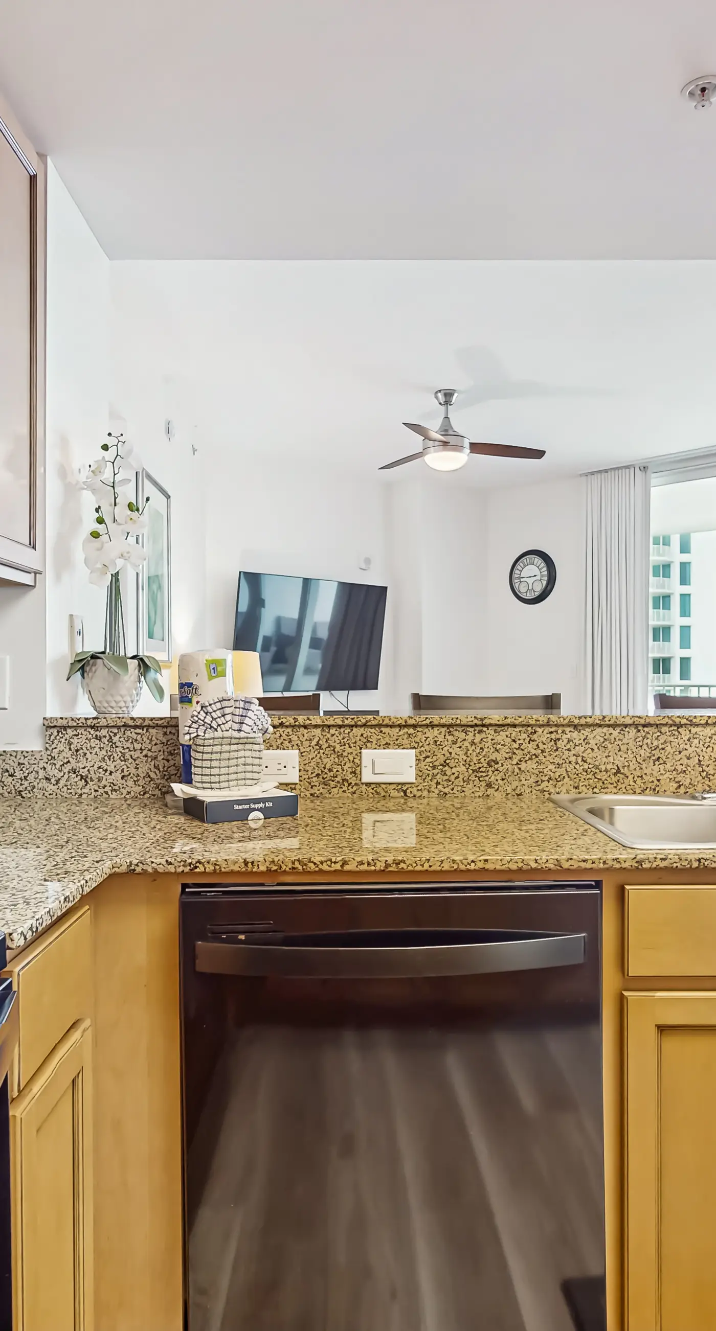Gulf view condo with WiFi, washer/dryer, balcony, pools, & hot tub