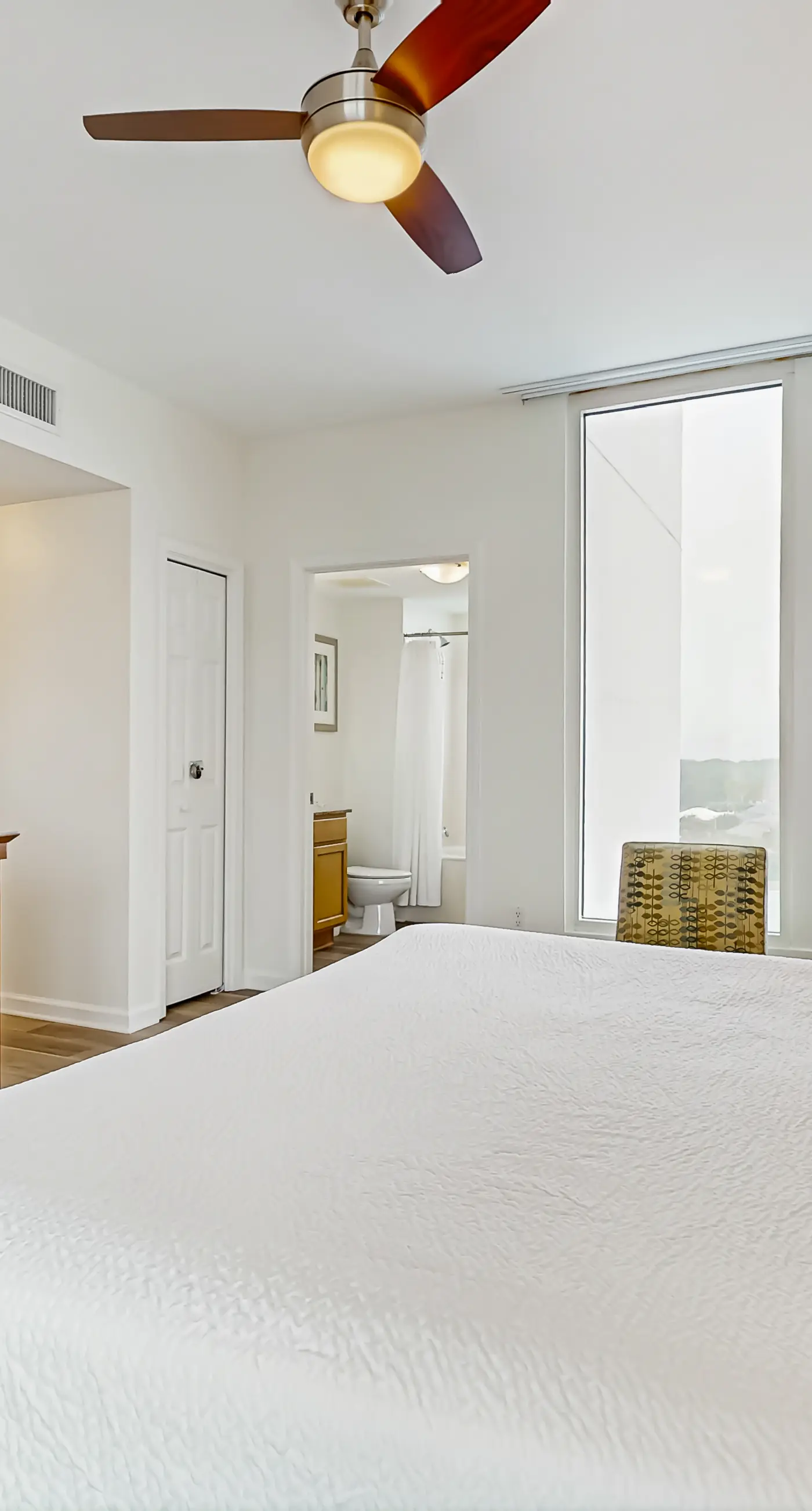 Gulf view condo with WiFi, washer/dryer, balcony, pools, & hot tub