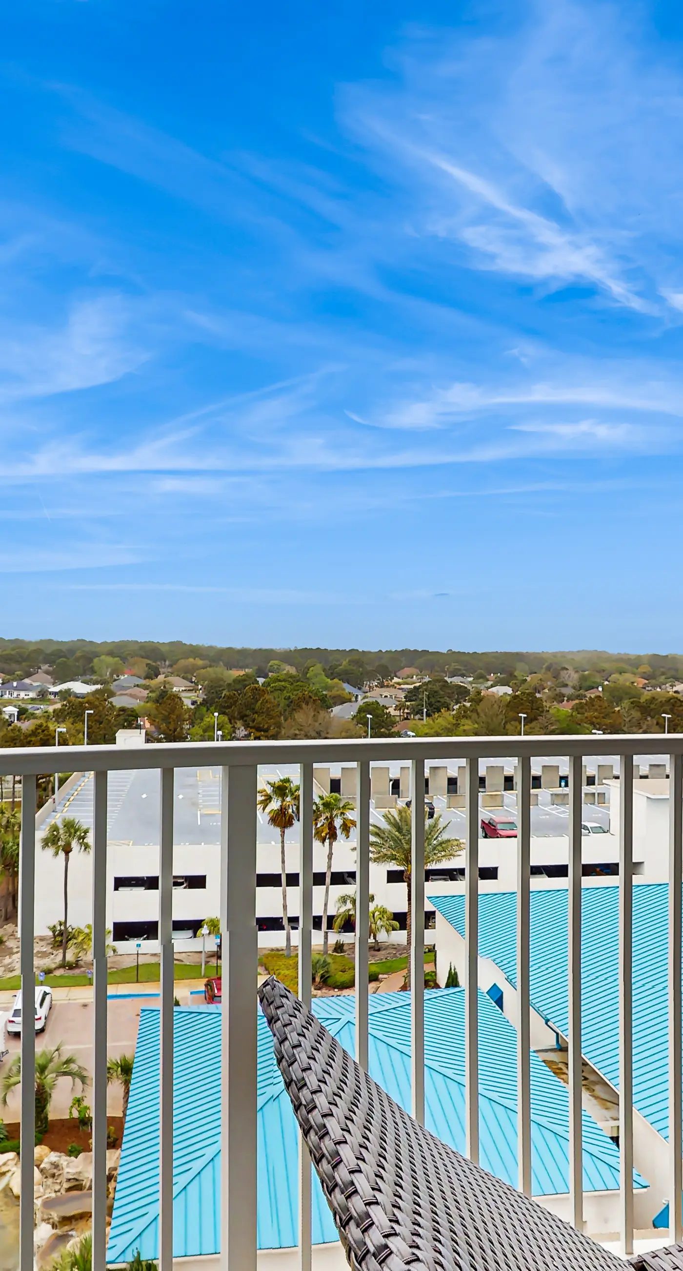 Gulf view condo with WiFi, washer/dryer, balcony, pools, & hot tub