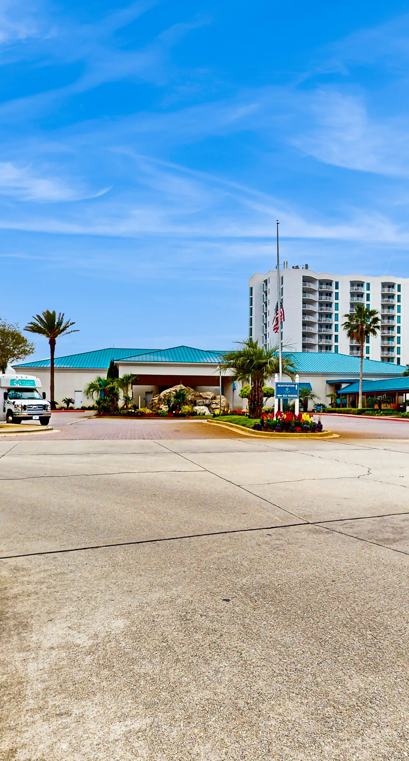 Gulf view condo with WiFi, washer/dryer, balcony, pools, & hot tub