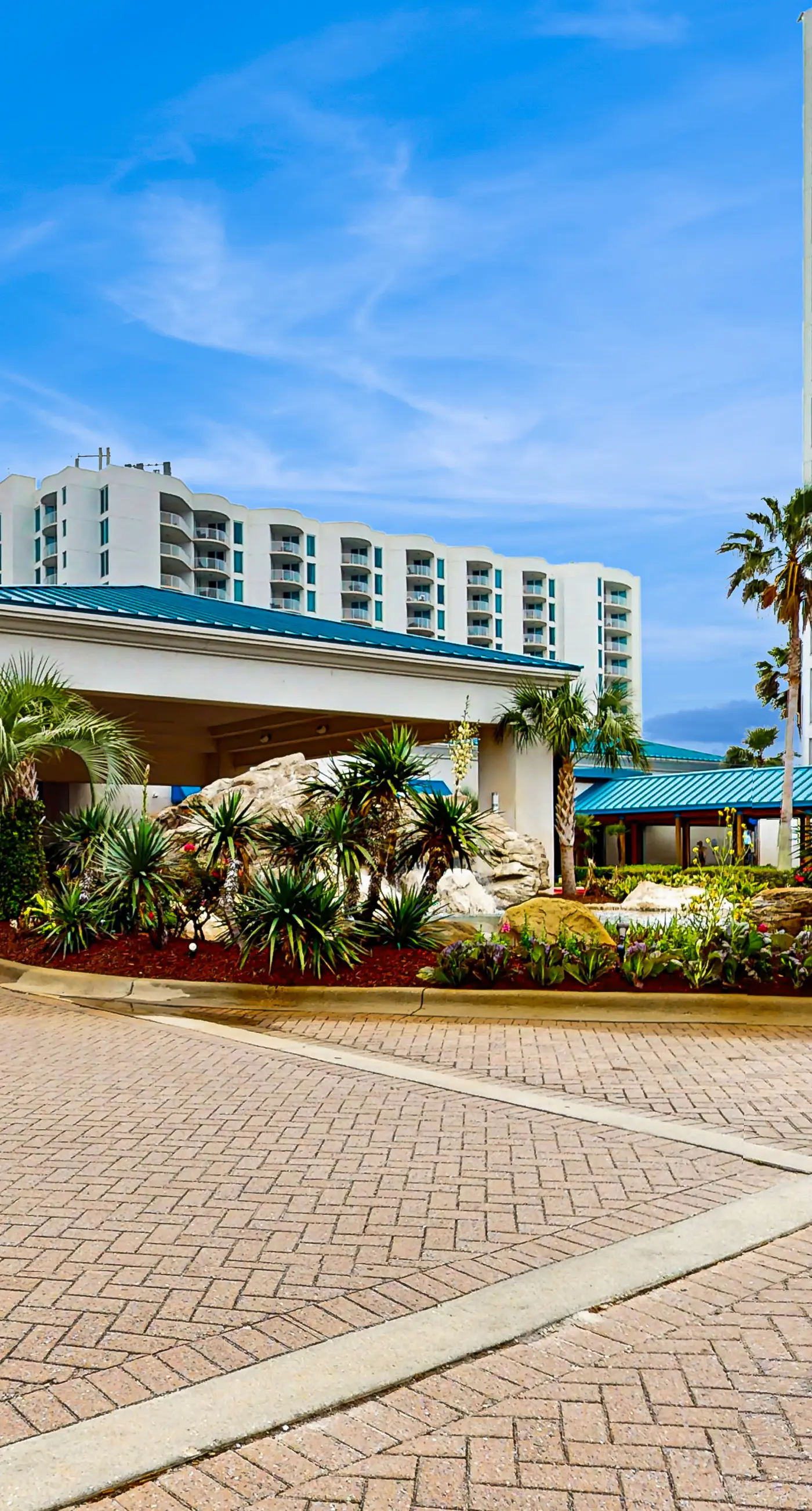 Gulf view condo with WiFi, washer/dryer, balcony, pools, & hot tub