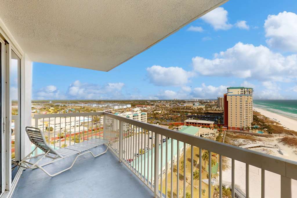 Gulf condo with fitness room, pool & hot tub