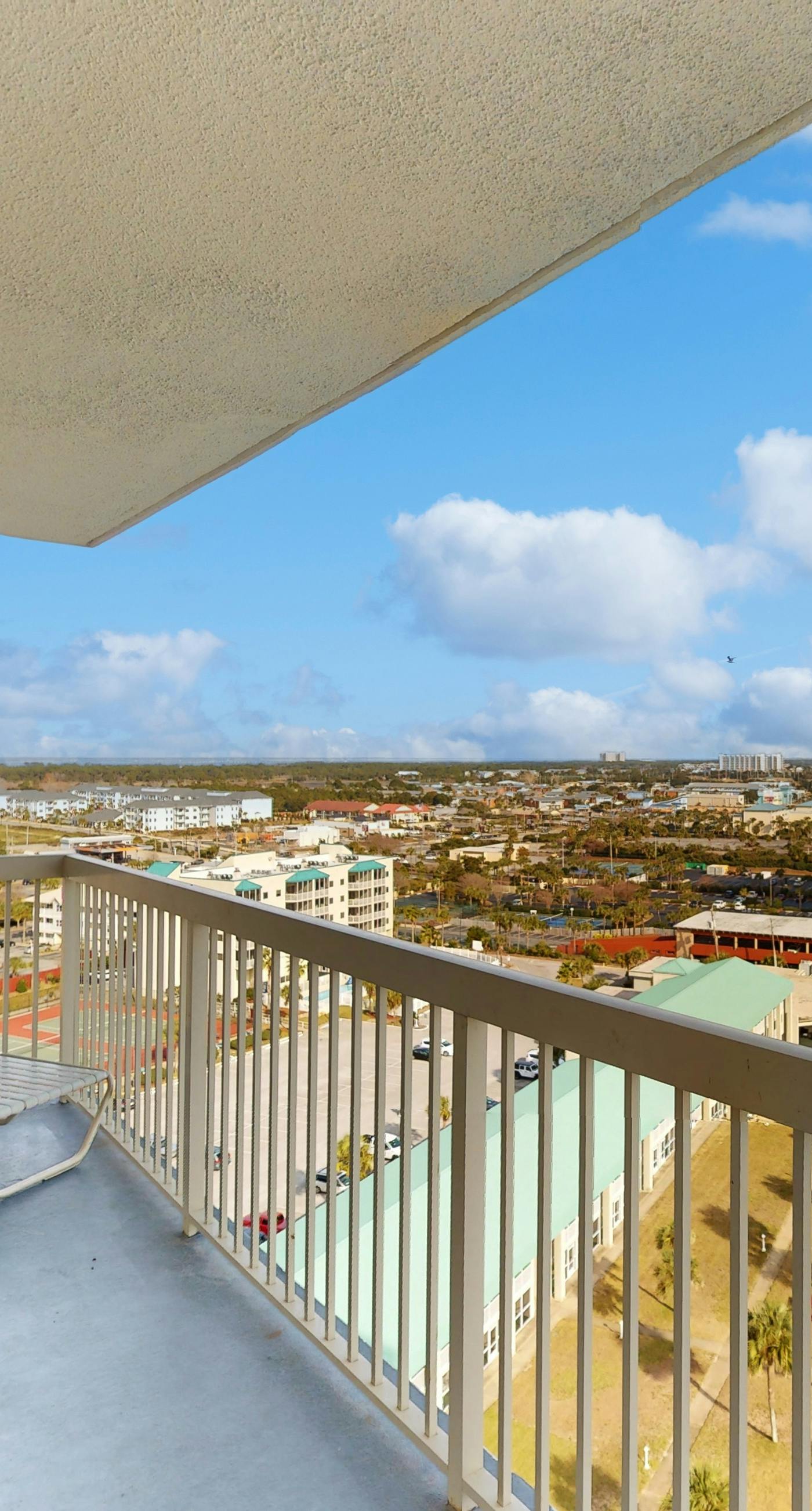Gulf condo with fitness room, pool & hot tub