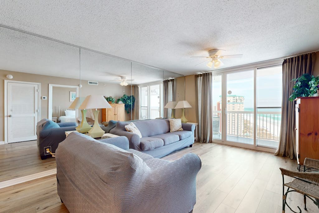 Gulf condo with fitness room, pool & hot tub