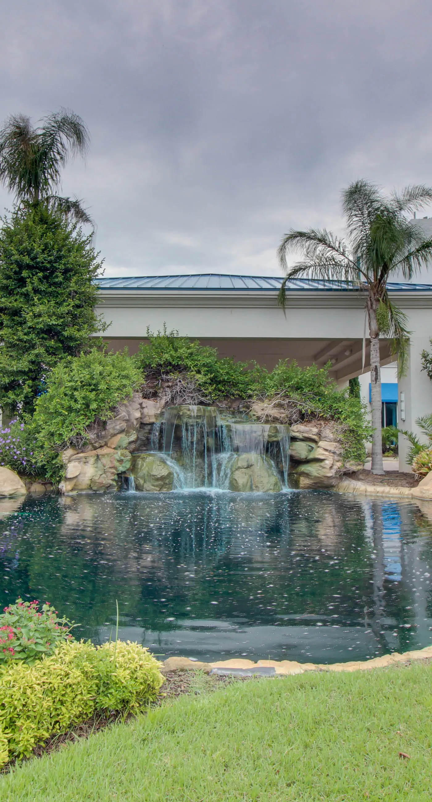 Gorgeous coastal condo with balcony & resort pools - close to beach