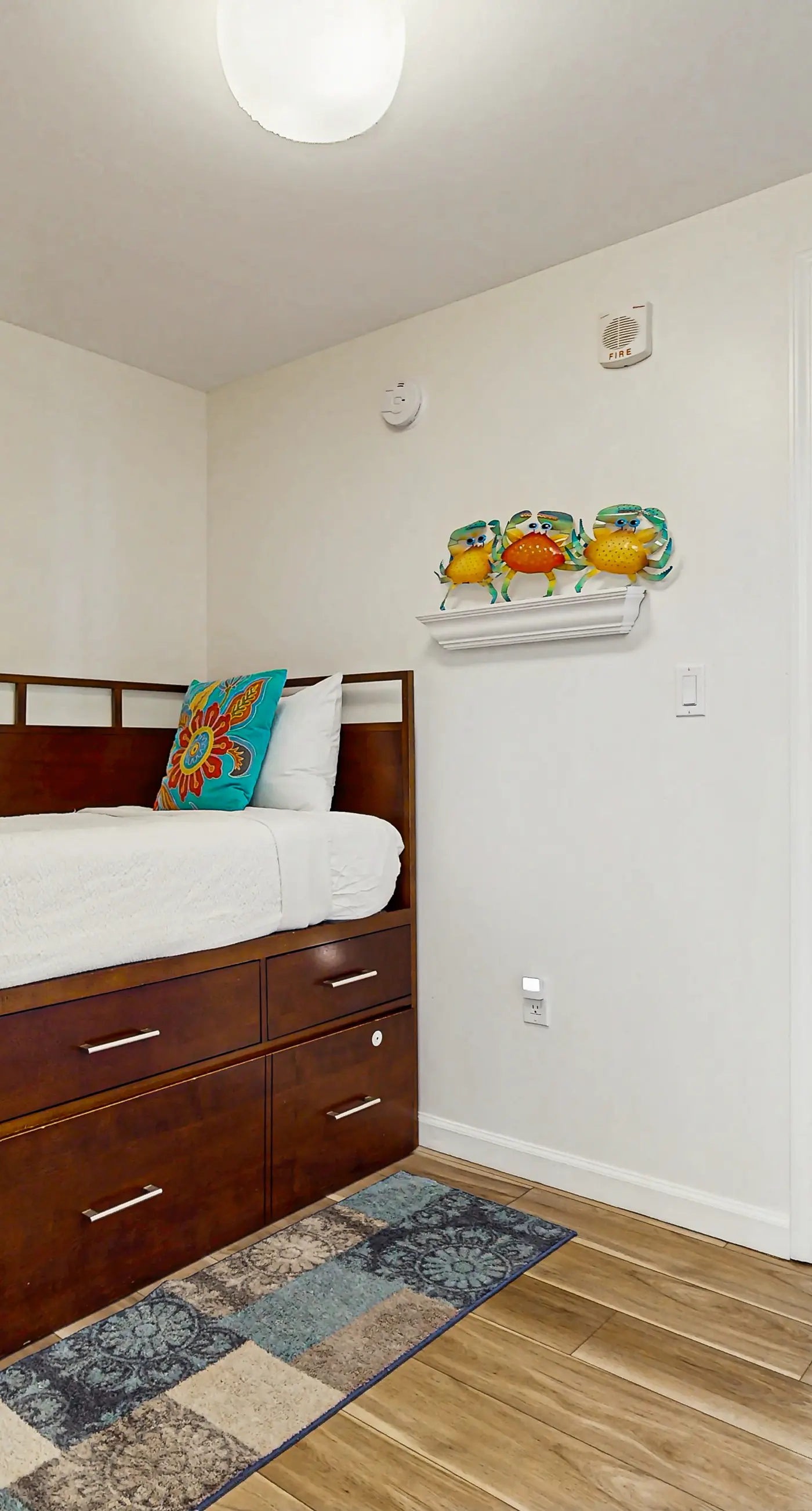 Gorgeous coastal condo with balcony & resort pools - close to beach