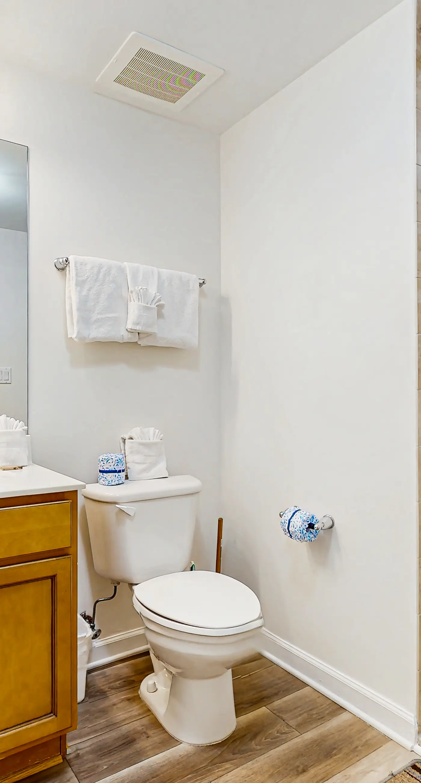 Gorgeous coastal condo with balcony & resort pools - close to beach