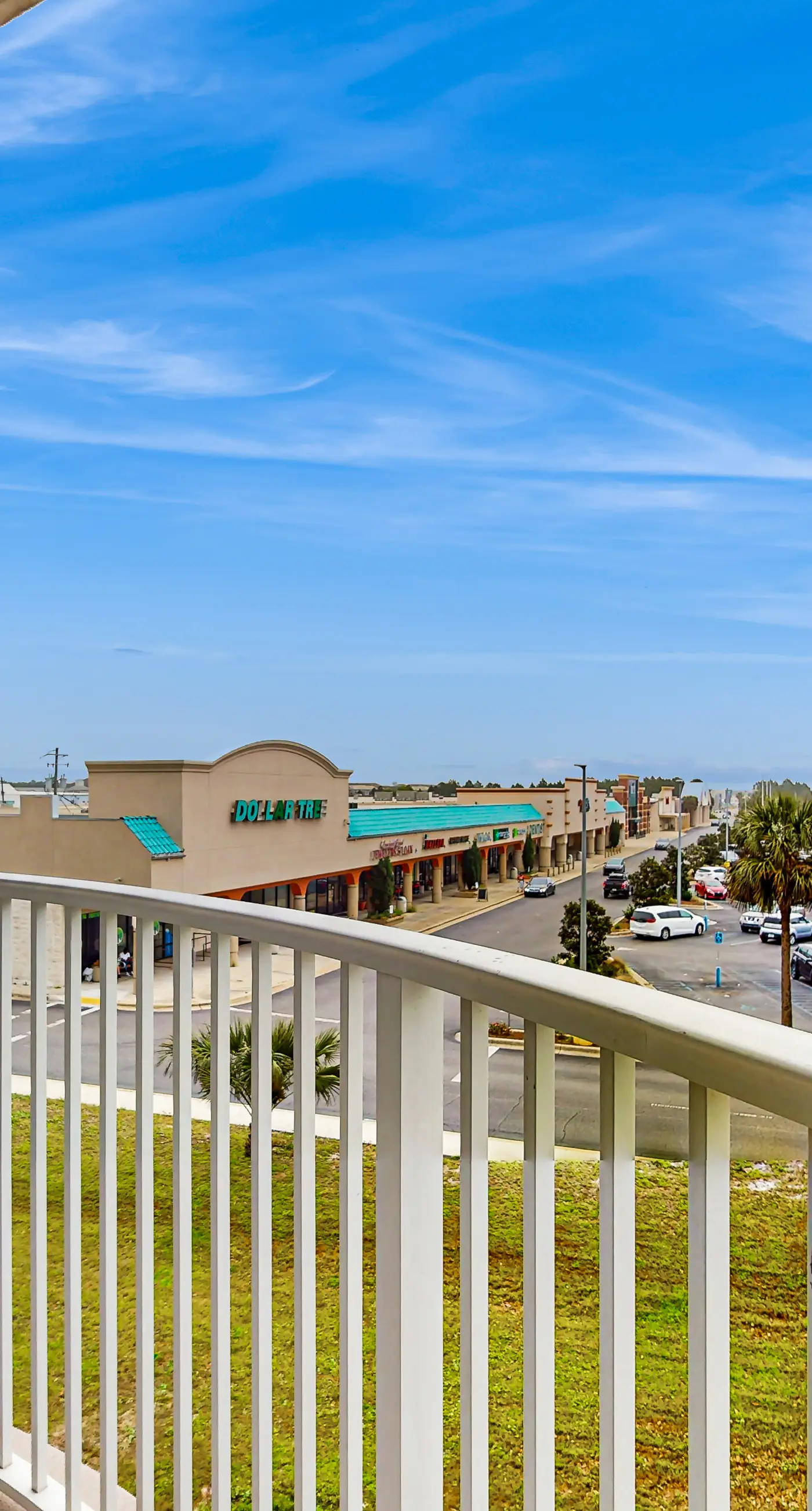Gorgeous coastal condo with balcony & resort pools - close to beach